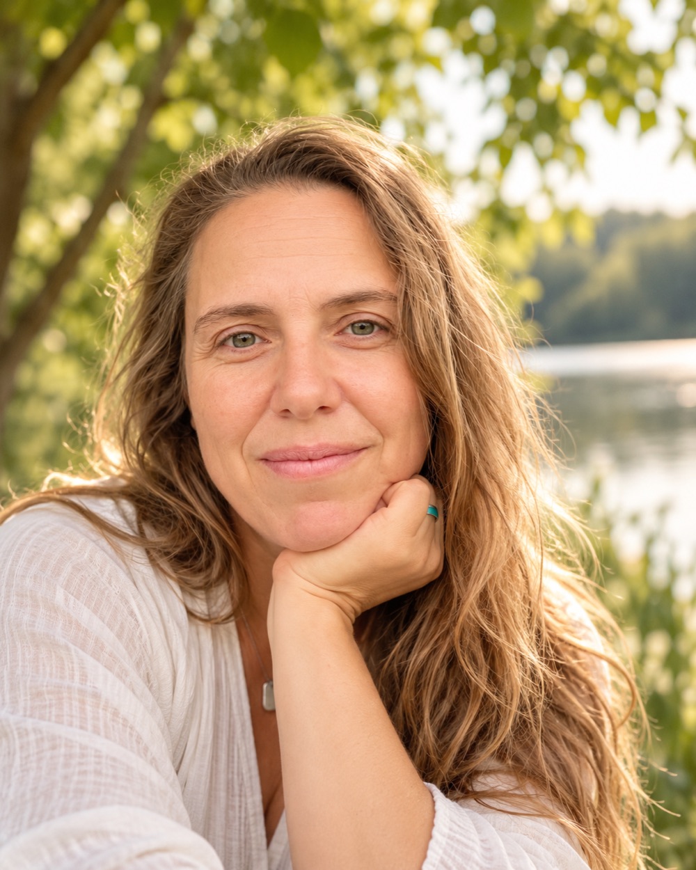 KI-generiertes Bild: Porträt von Nancy Bandyla am See